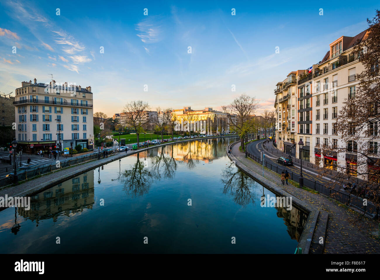Gebäuden reflektiert in Canal Saint-Martin bei Sonnenuntergang, in Paris, Frankreich. Stockfoto