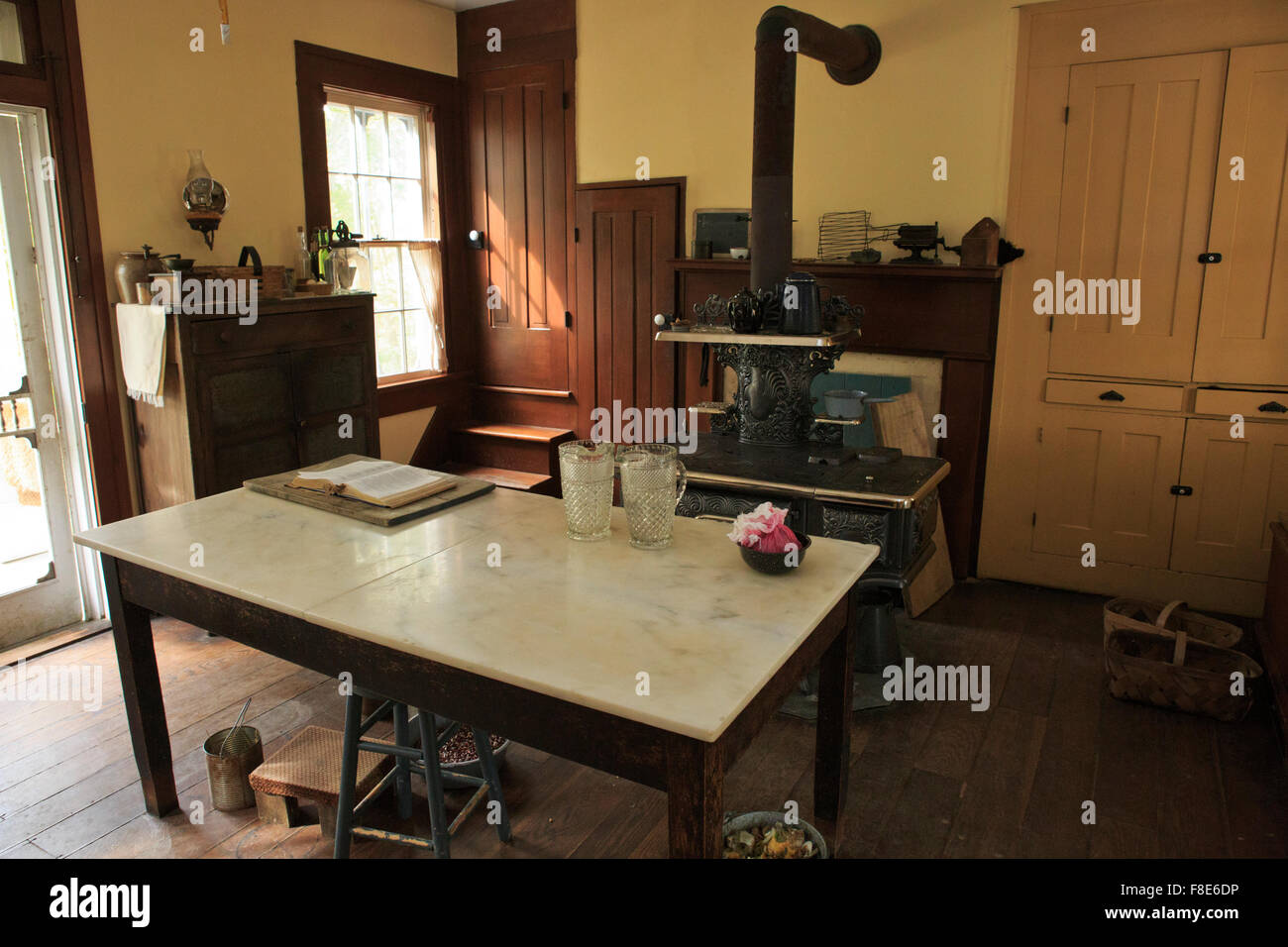 Küchenbereich mit Gusseisen Ofen im Hintergrund, altes Bauernhaus. Stockfoto
