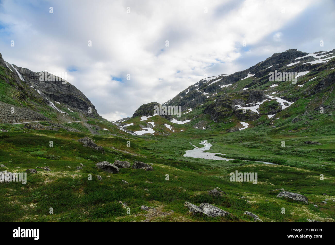 Malerischen Tal zwischen schneebedeckten Felsen von Norwegen Stockfoto