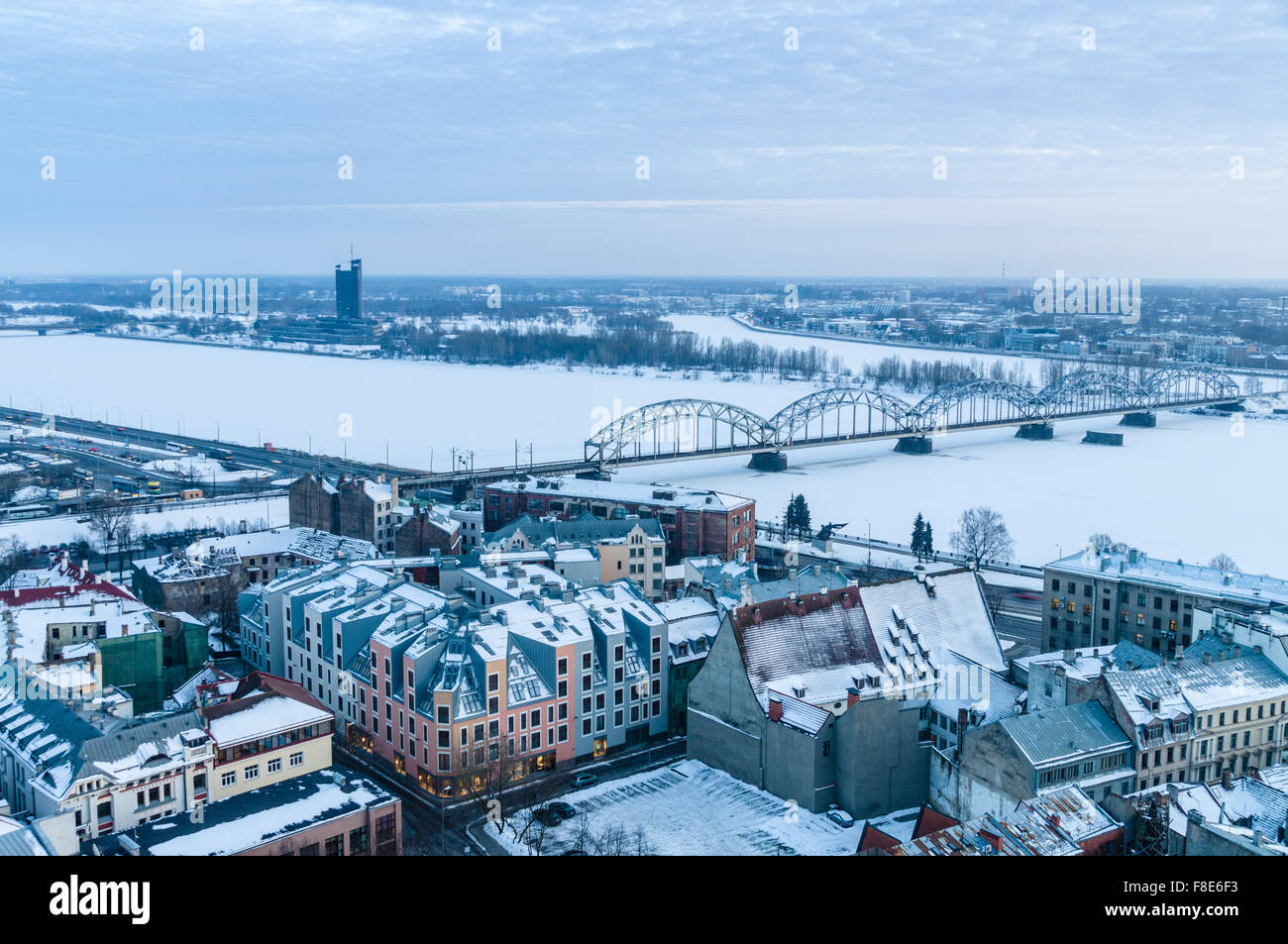 Winter Stadtbild und Eisenbahn Brücke über den Fluss Daugava, Riga, Lettland Stockfoto