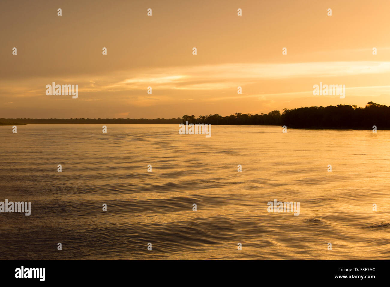 Farbenprächtigen Sonnenuntergang auf dem Fluss Amazonas Regenwald, Brasilien Stockfoto