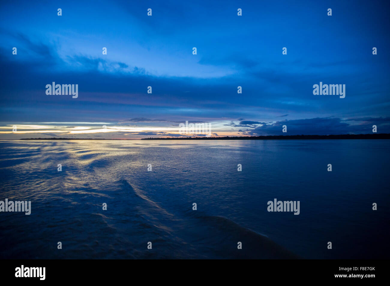 Wunderbare Panorama gelbe Sonnenuntergang auf dem großen Fluss Amazonas. Bundesstaat Amazonas, Brasilien Stockfoto