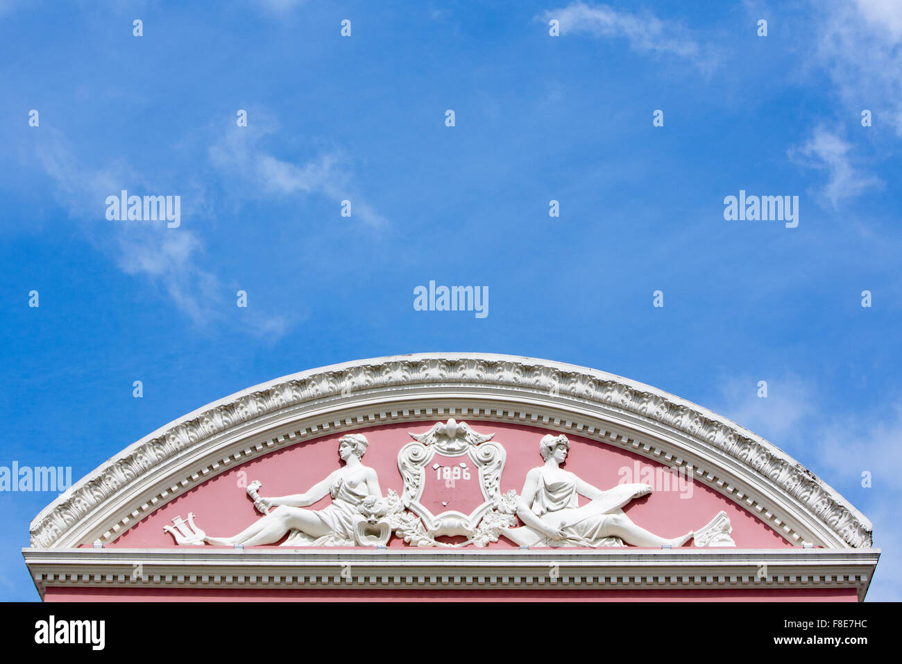 Amazon Theater mit blauem Himmel, Opernhaus in Manaus, Brasilien Stockfoto