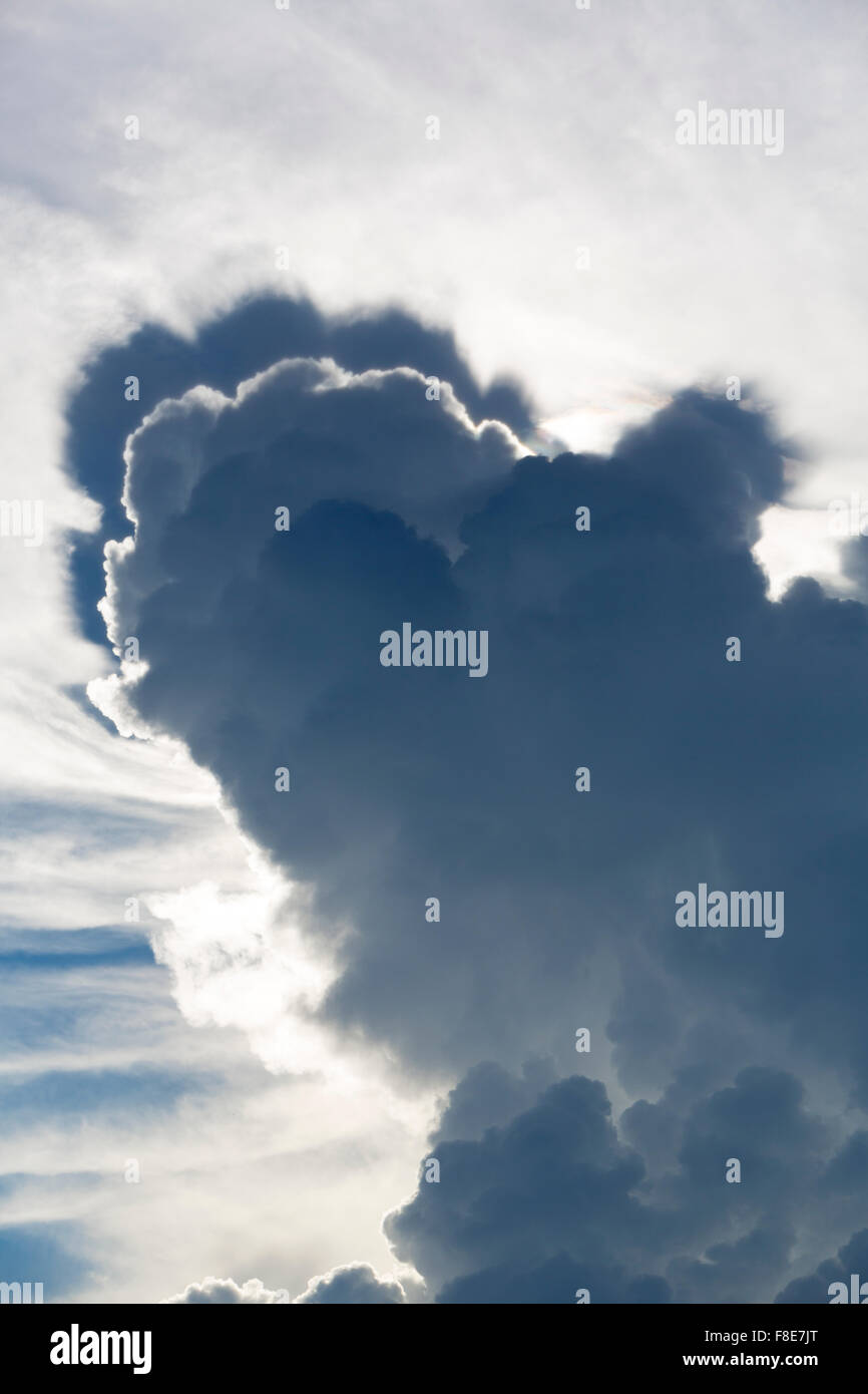 Seltsame tolle Form der Wolken in den blauen Himmel von Rurrenabaque in Bolivien. Regen Sturm Wetter zu kommen. Stockfoto