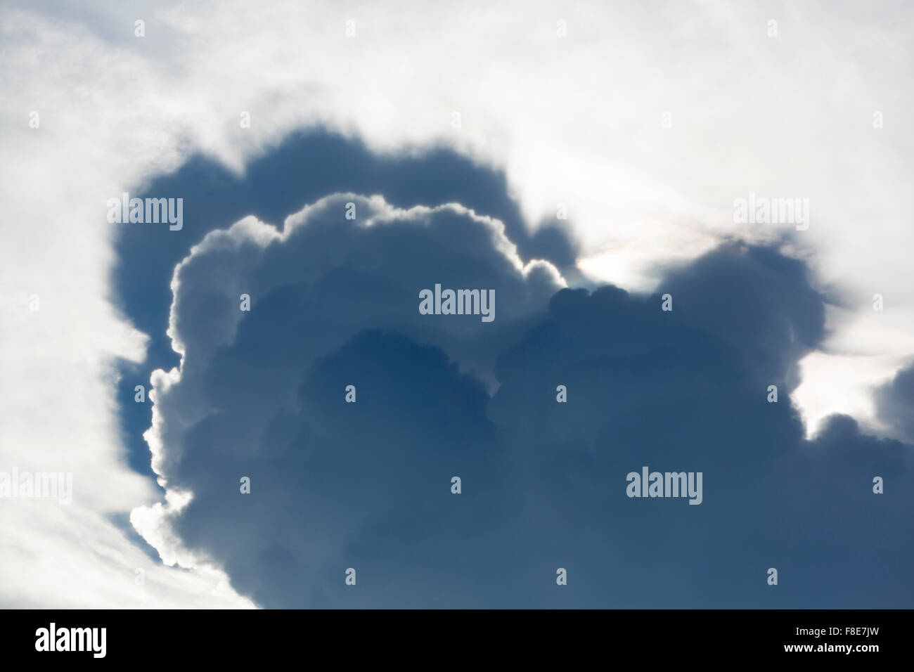 Seltsame tolle Form der Wolken in den blauen Himmel von Rurrenabaque in Bolivien. Regen Sturm Wetter zu kommen. Stockfoto