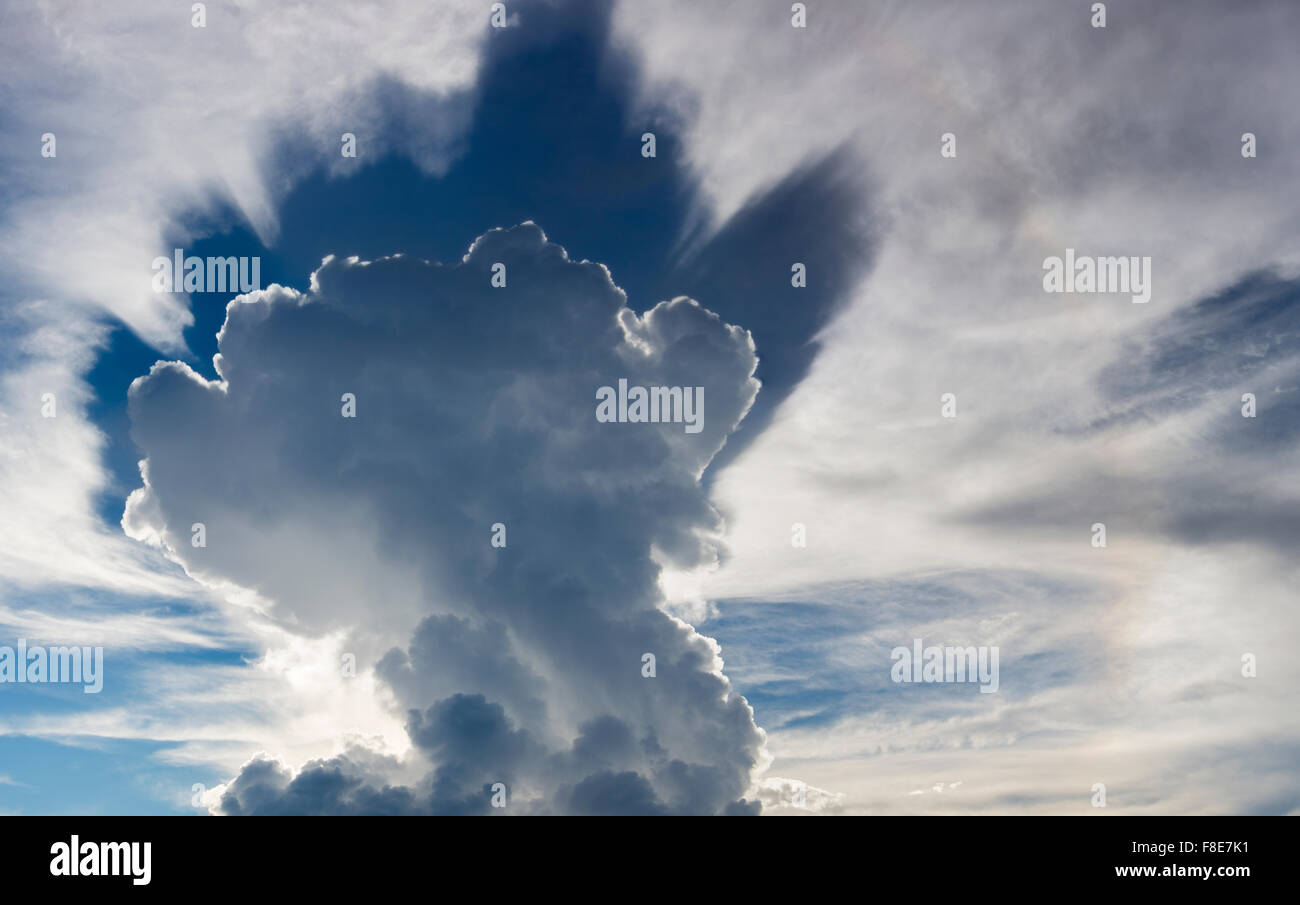 Seltsame tolle Form der Wolken in den blauen Himmel von Rurrenabaque in Bolivien. Regen Sturm Wetter zu kommen. Stockfoto