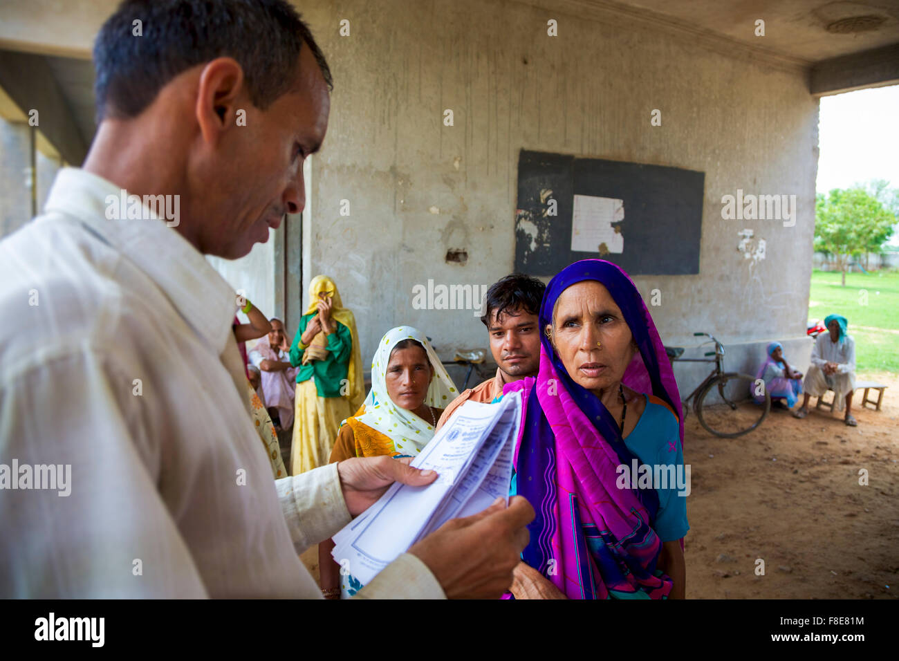 Patienten, die Schlange, um eine kostenlose medizinische Beratung in Indien haben Stockfoto