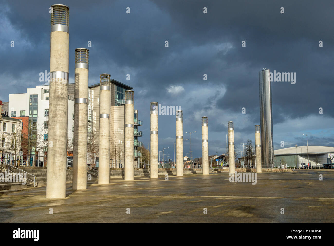 Roald Dahl Plass in Bucht von Cardiff, Wales, an einem Tag hell beleuchtet und böigem Wetter Stockfoto