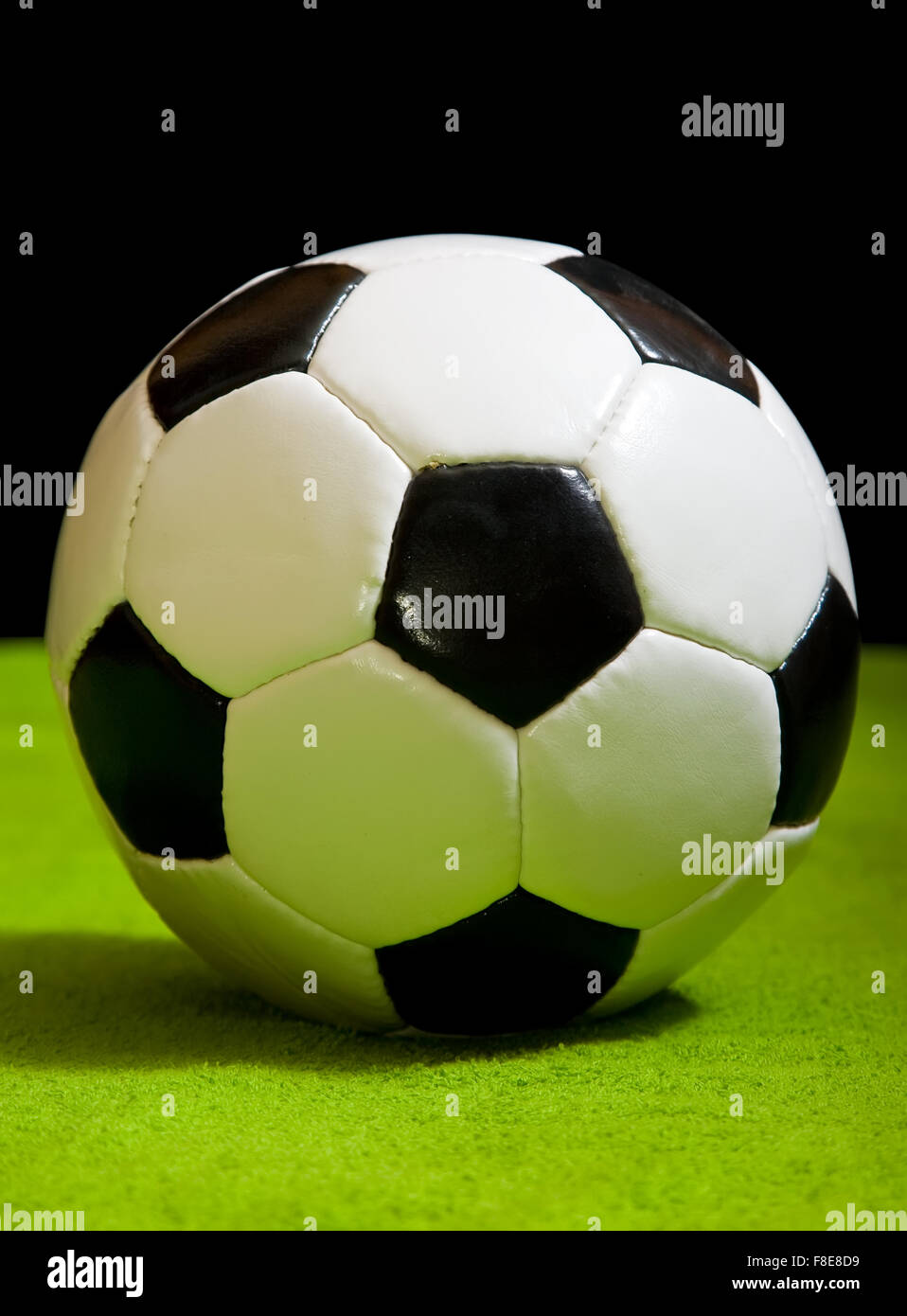 klassische Fußball auf Grün über schwarz Stockfoto