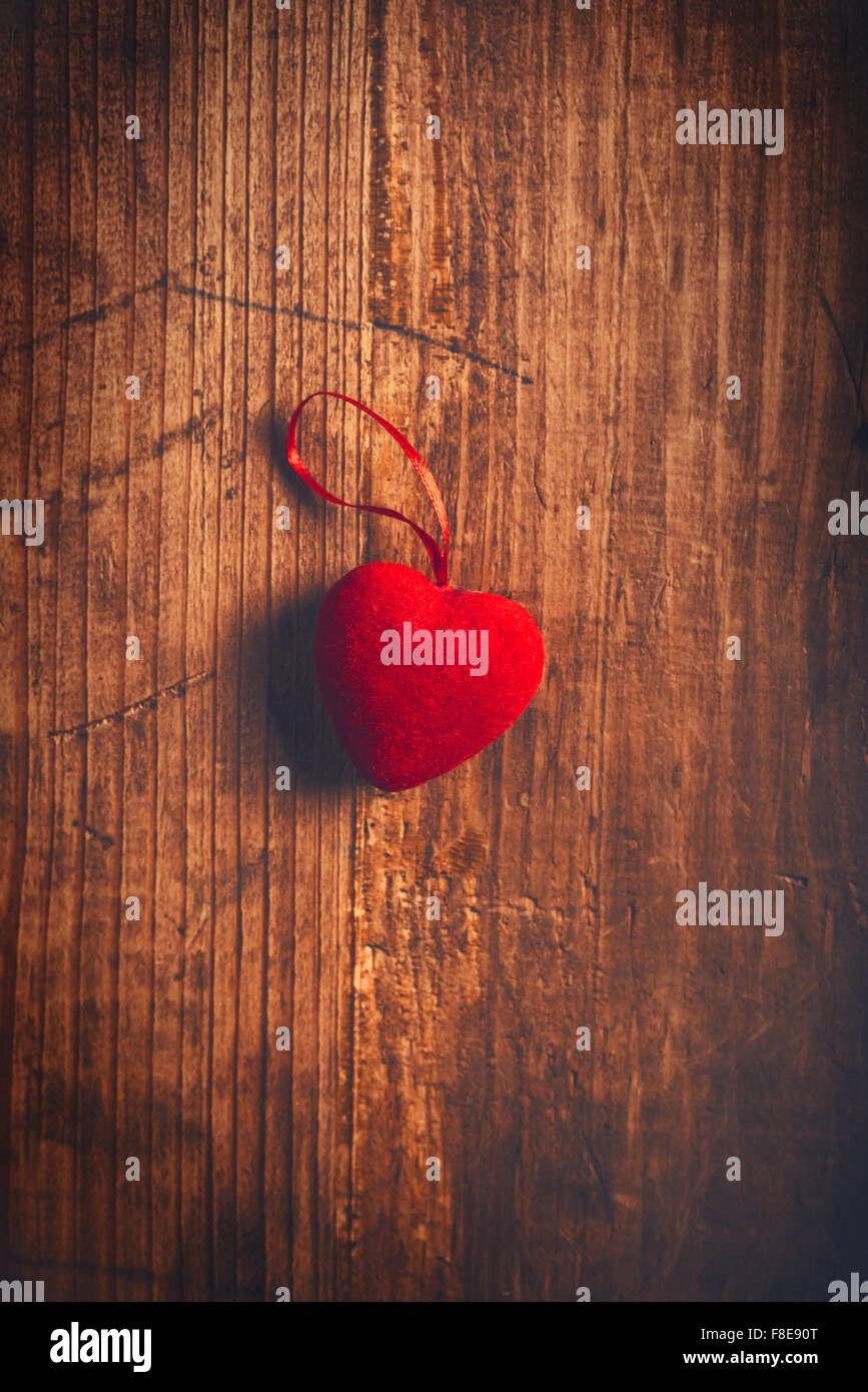 Happy Valentines Day geformte Herz Anhänger an alten Schreibtisch aus Holz Stockfoto