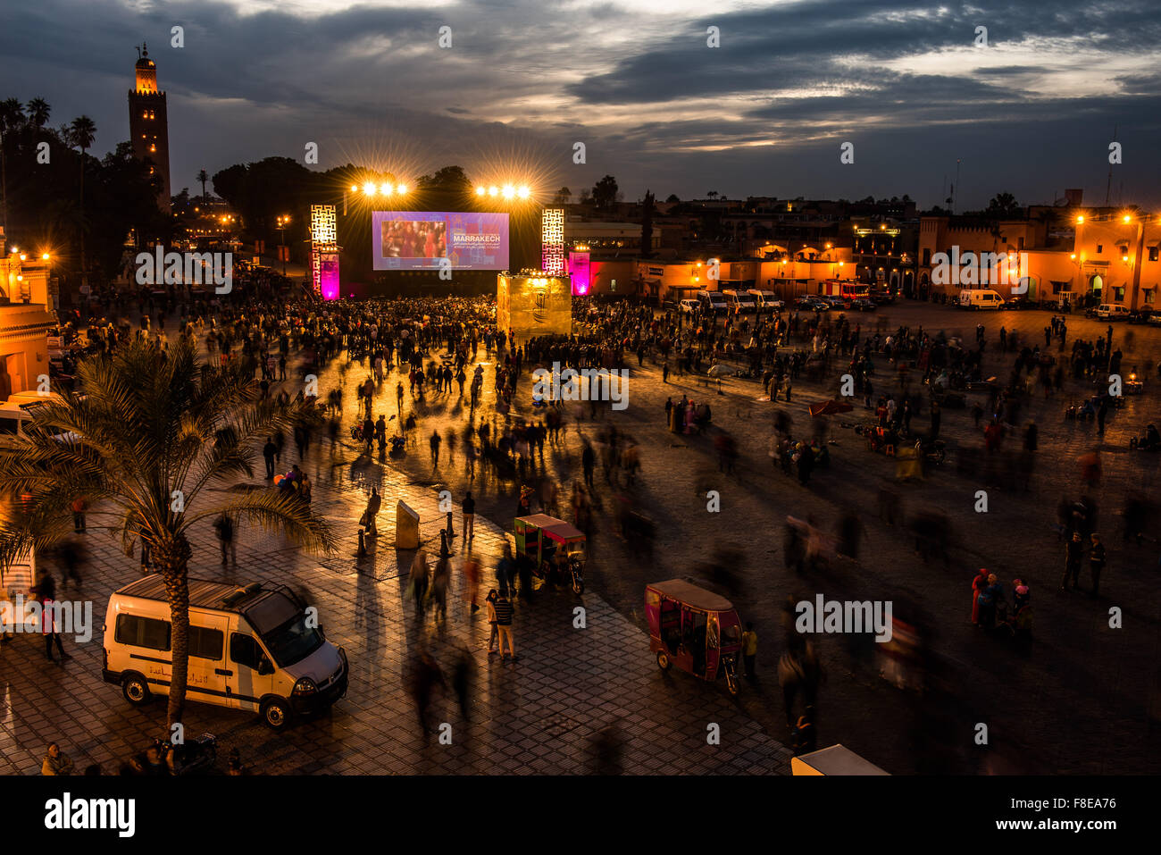 Nachtschwärmer versammeln sich, dass das große Kino-Bildschirm in der Djemaa el-Fna in Marrakesch, Marokko Stockfoto