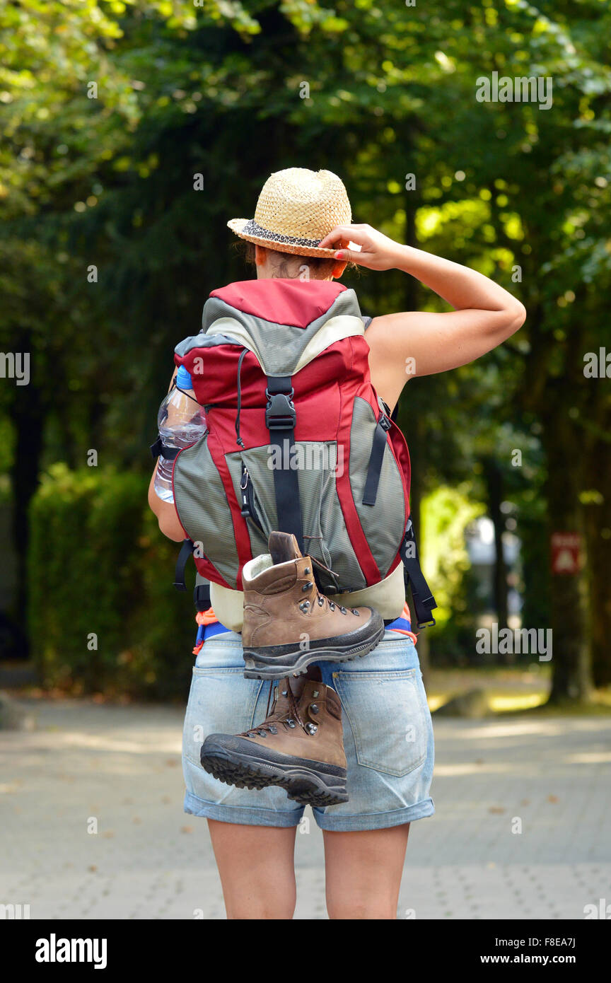 Rückansicht der weiblichen Backpacker mit Strohhut. Stockfoto