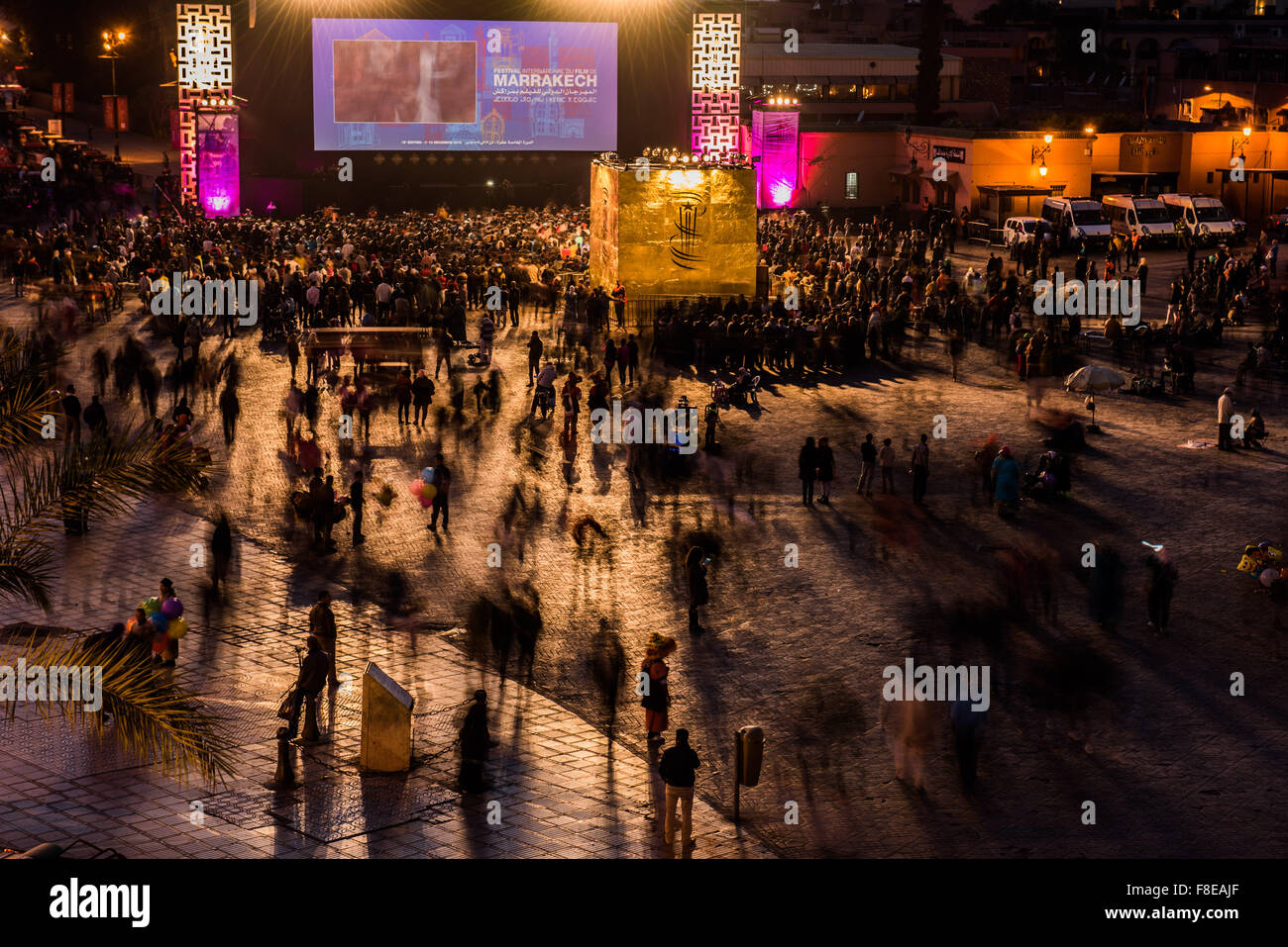 Nachtschwärmer versammeln sich, dass das große Kino-Bildschirm in der Djemaa el-Fna in Marrakesch, Marokko Stockfoto