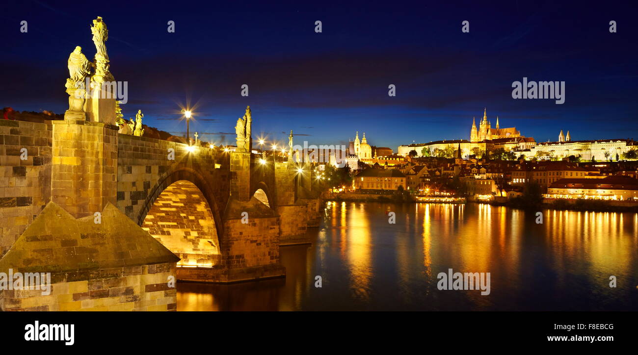 Karlsbrücke und das Burgviertel, die Altstadt von Prag, Tschechische Republik Stockfoto