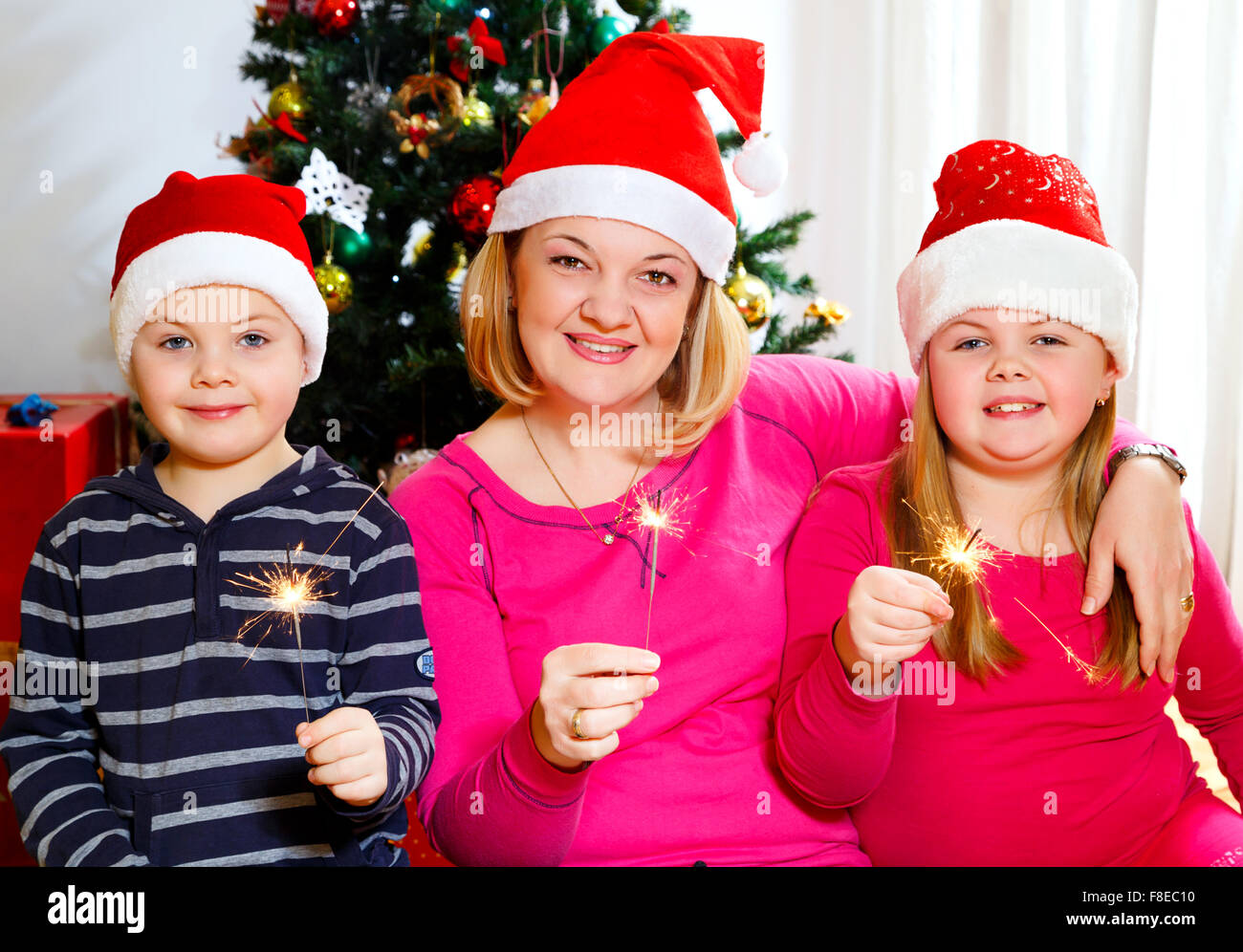 Wunderkerzen und Neujahr mit Kindern Stockfoto