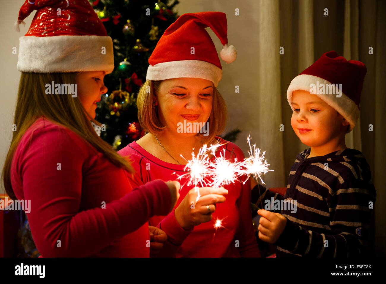 Wunderkerzen und Neujahr mit Kindern Stockfoto