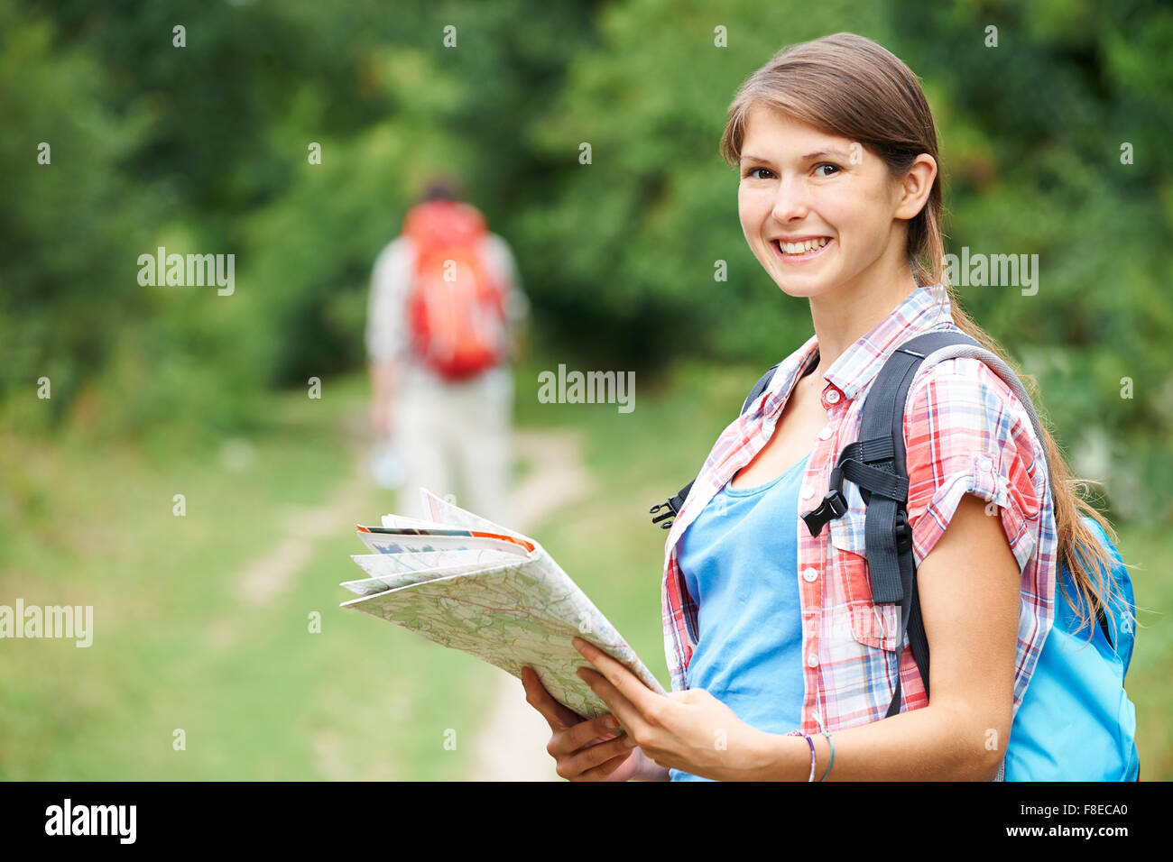 Junges Paar In Landschaft wandern Stockfoto