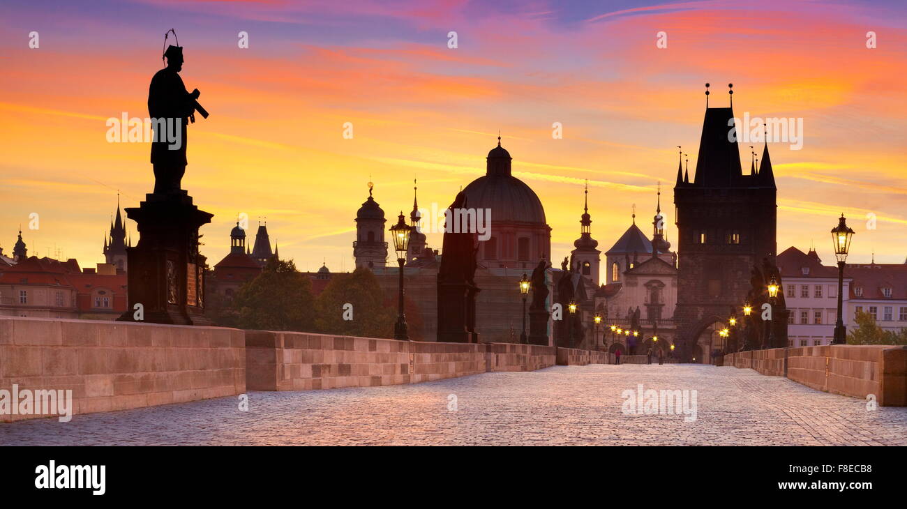 Karlsbrücke vor Sonnenaufgang, Prague Old Town Skyline, Tschechische Republik, UNESCO Stockfoto