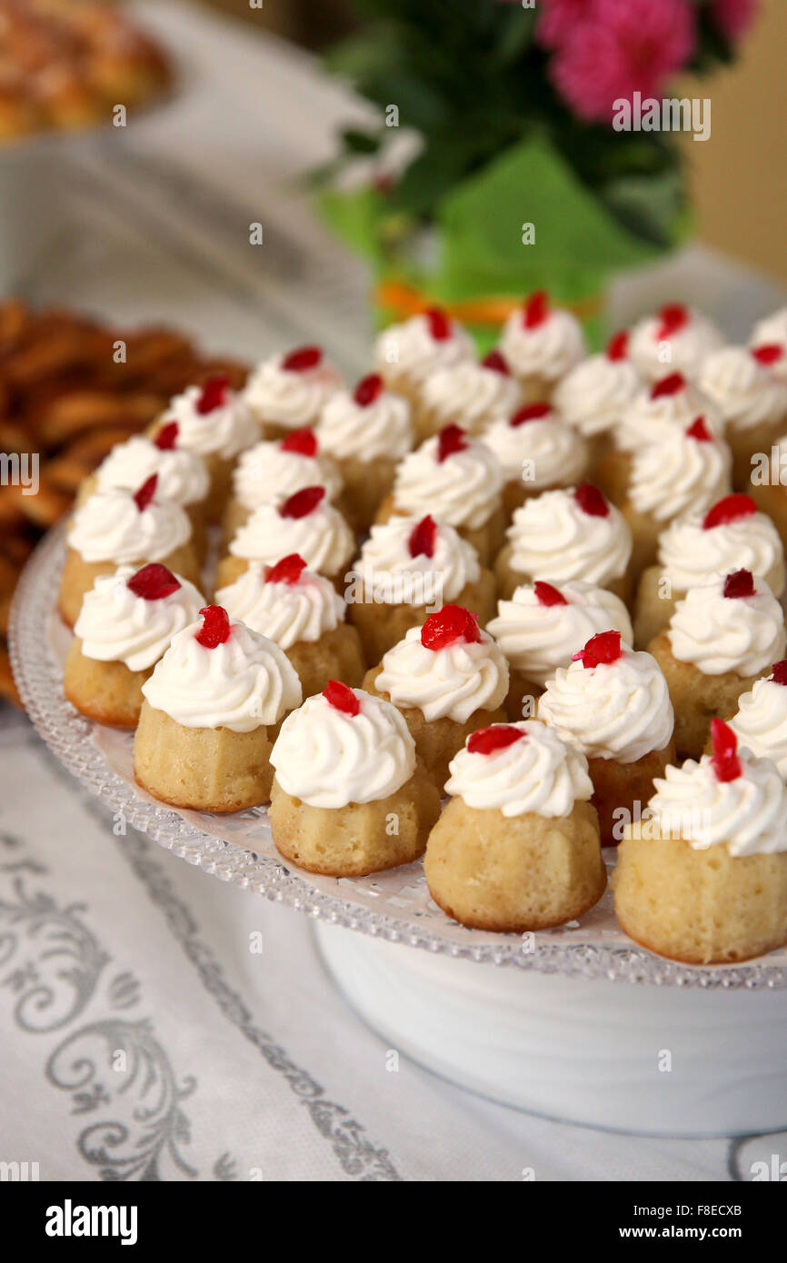 Rum Baba (oder Baba Au Rhum) eine kleine Hefekuchen in Rum gesättigt und mit Schlagsahne oder Creme gefüllt Stockfoto
