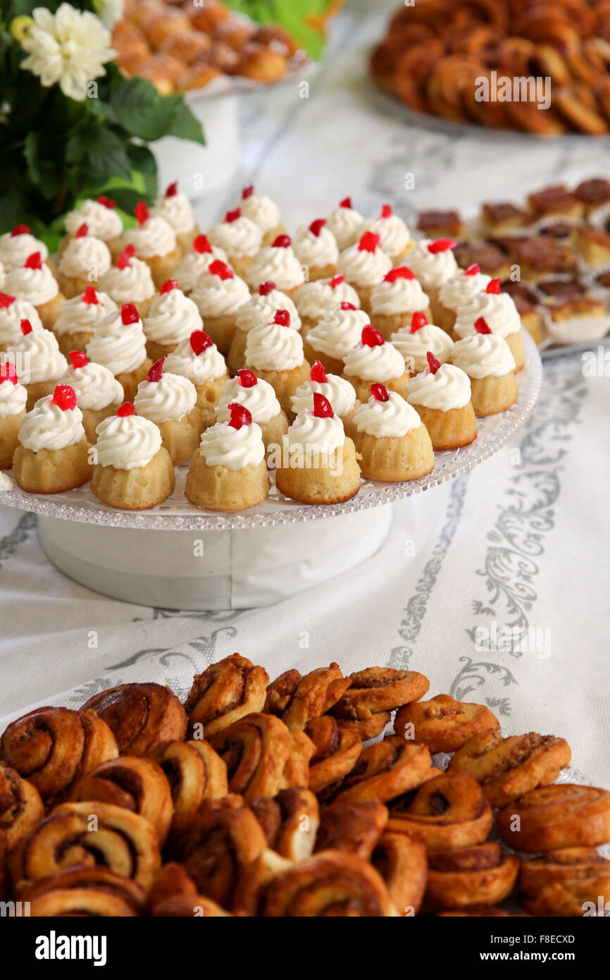 Rum Baba (oder Baba Au Rhum) eine kleine Hefekuchen in Rum gesättigt und mit Schlagsahne oder Creme gefüllt Stockfoto