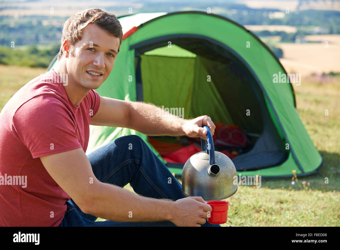 Junger Mann, Camping auf dem Land Stockfoto Junger Mann, Camping auf dem Land Stockfoto