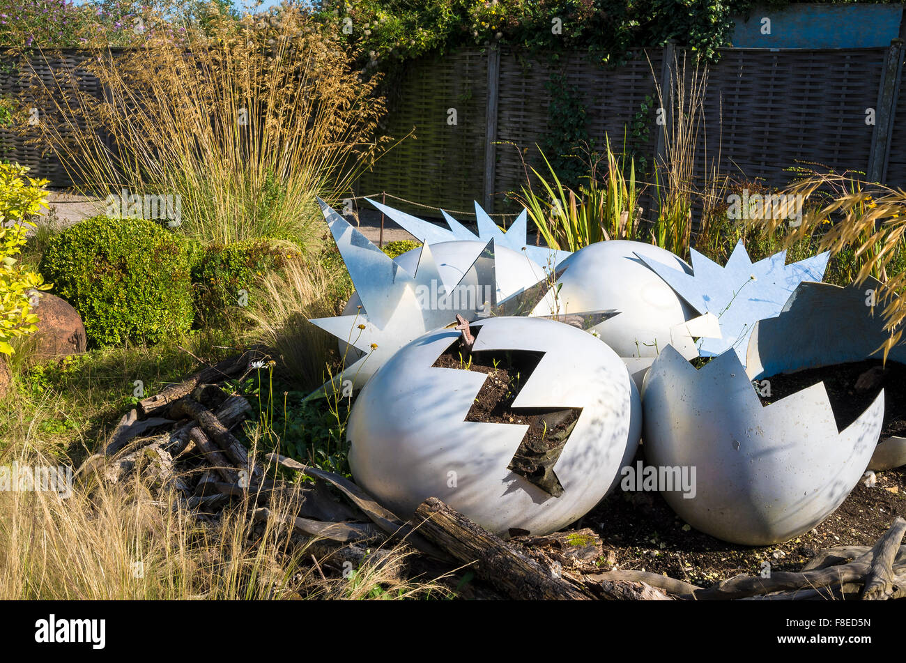Make-Believe Dinosaurier-Eiern schlüpfen in eine mystische Schaugarten in UK Stockfoto