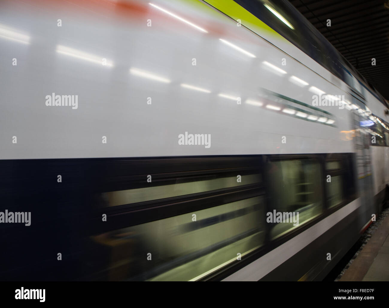 Schnellen PKW-s-Bahn mit Bewegungsunschärfe im Bahnhof Stockfoto