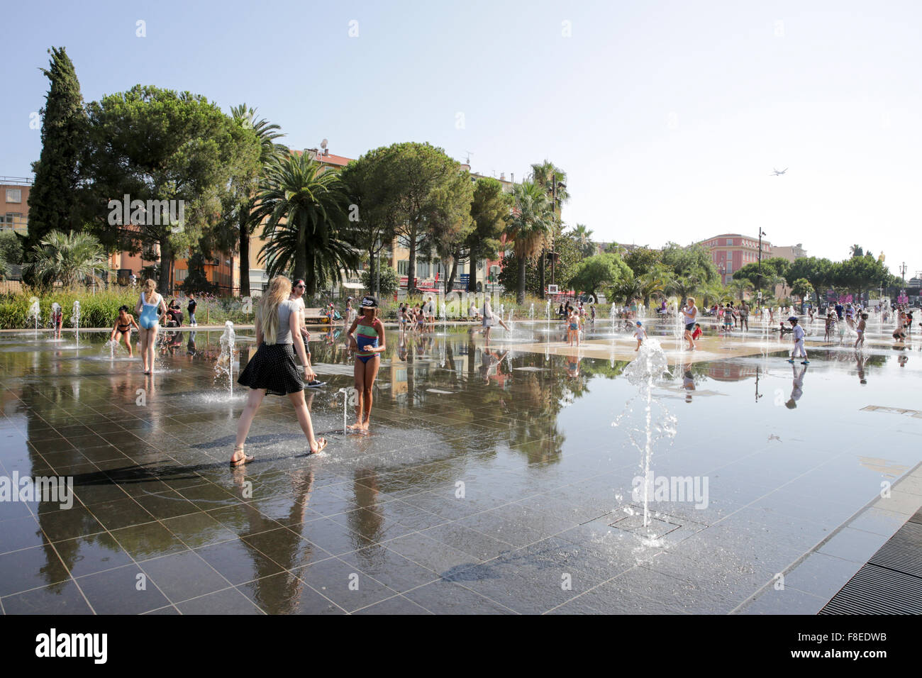 Nizza, Frankreich-Kinder spielen im Wasser des Brunnens am Place Masséna (Massena Square) Stockfoto