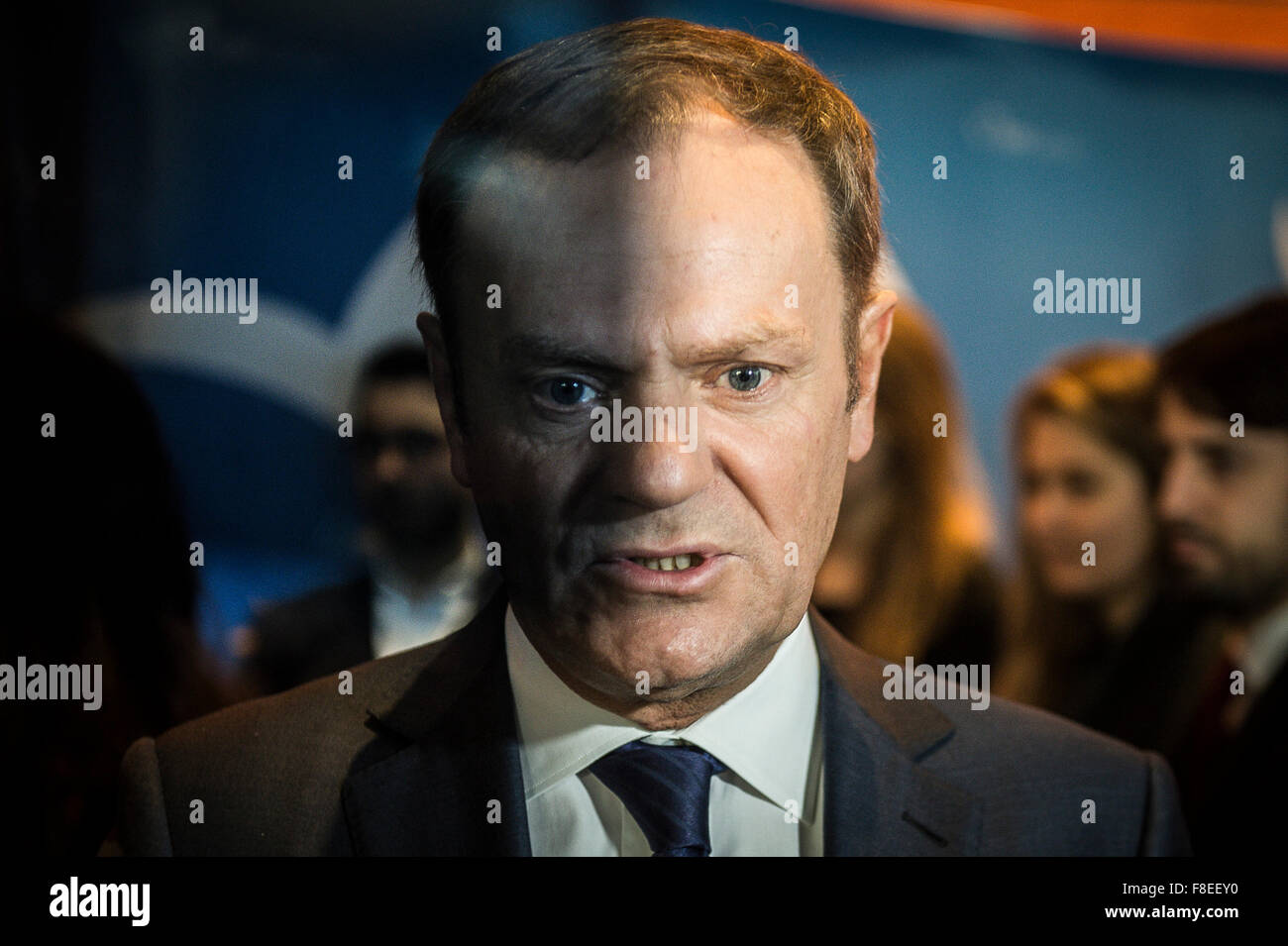 Brüssel, Belgien. 9. Dezember 2015. Donald Tusk, der Präsident des Europäischen Rates spricht vor der Presse, wie er für das Treffen mit EU-Fraktionen im Europäischen Parlament Hauptquartier in Brüssel ankommt. Bildnachweis: Dpa picture Alliance/Alamy Live News Stockfoto