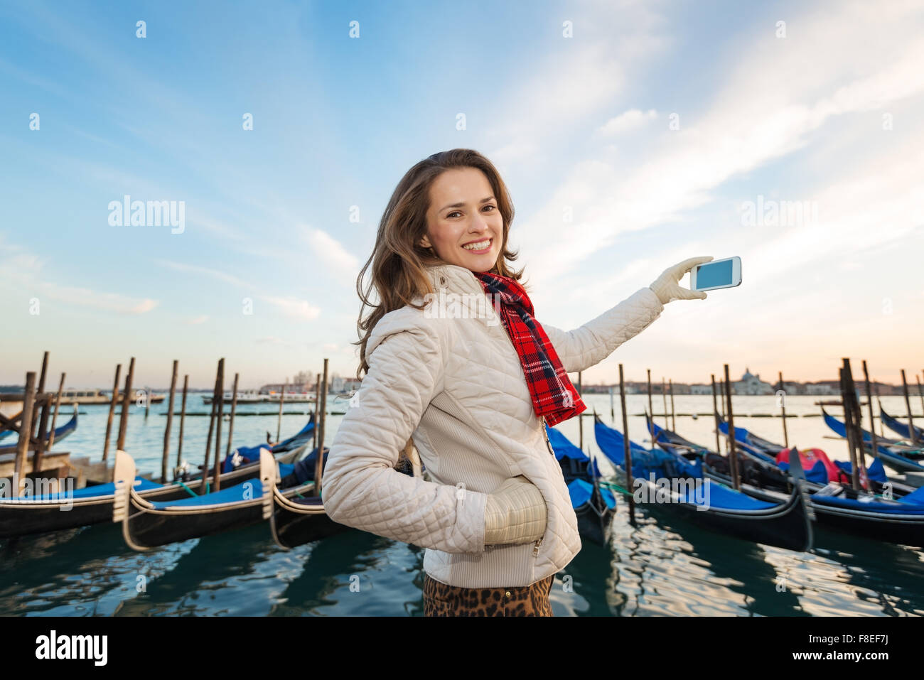 Sonnenuntergang bringt Leben unwiderstehlichen Zauber von Venedig - die einzigartige italienische Stadt. Glückliche junge Frau Reisenden steht am Ufer Stockfoto