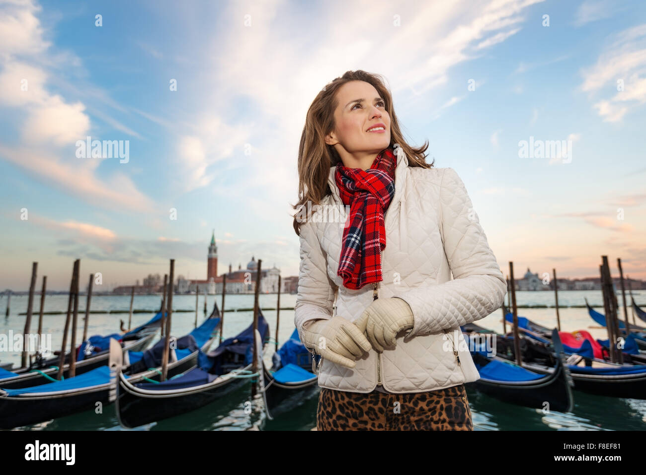 Sonnenuntergang bringt Leben unwiderstehlichen Zauber von Venedig - die einzigartige italienische Stadt. Verträumte junge Frau Reisenden steht am Ufer Stockfoto