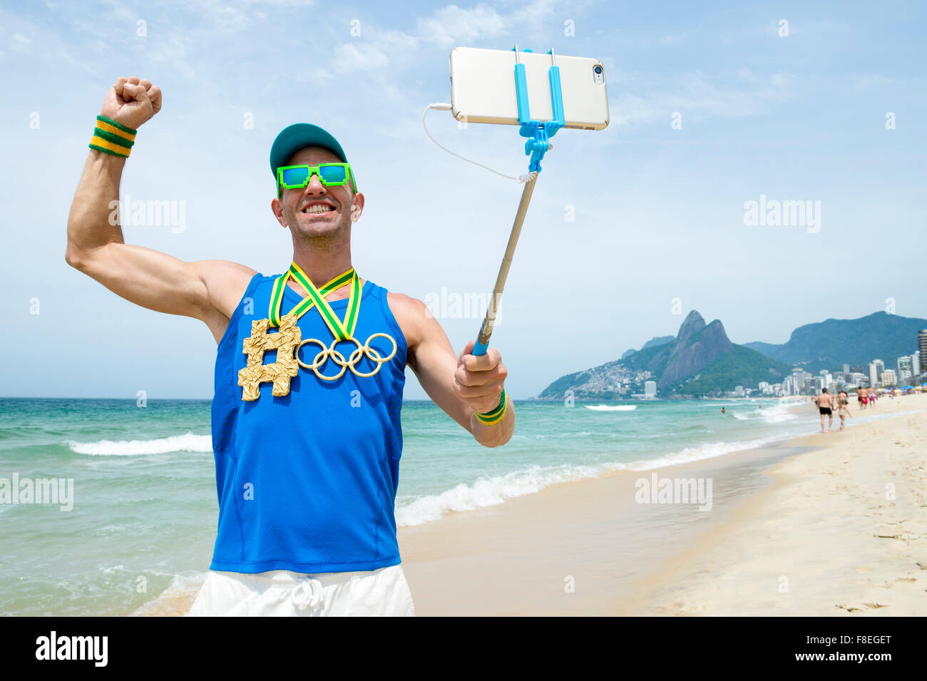 RIO DE JANEIRO, Brasilien - 27. Oktober 2015: Sportler mit Hashtag und Olympischen Ringe Gold Medaillen steht unter einem Selfie auf Ipanema. Stockfoto