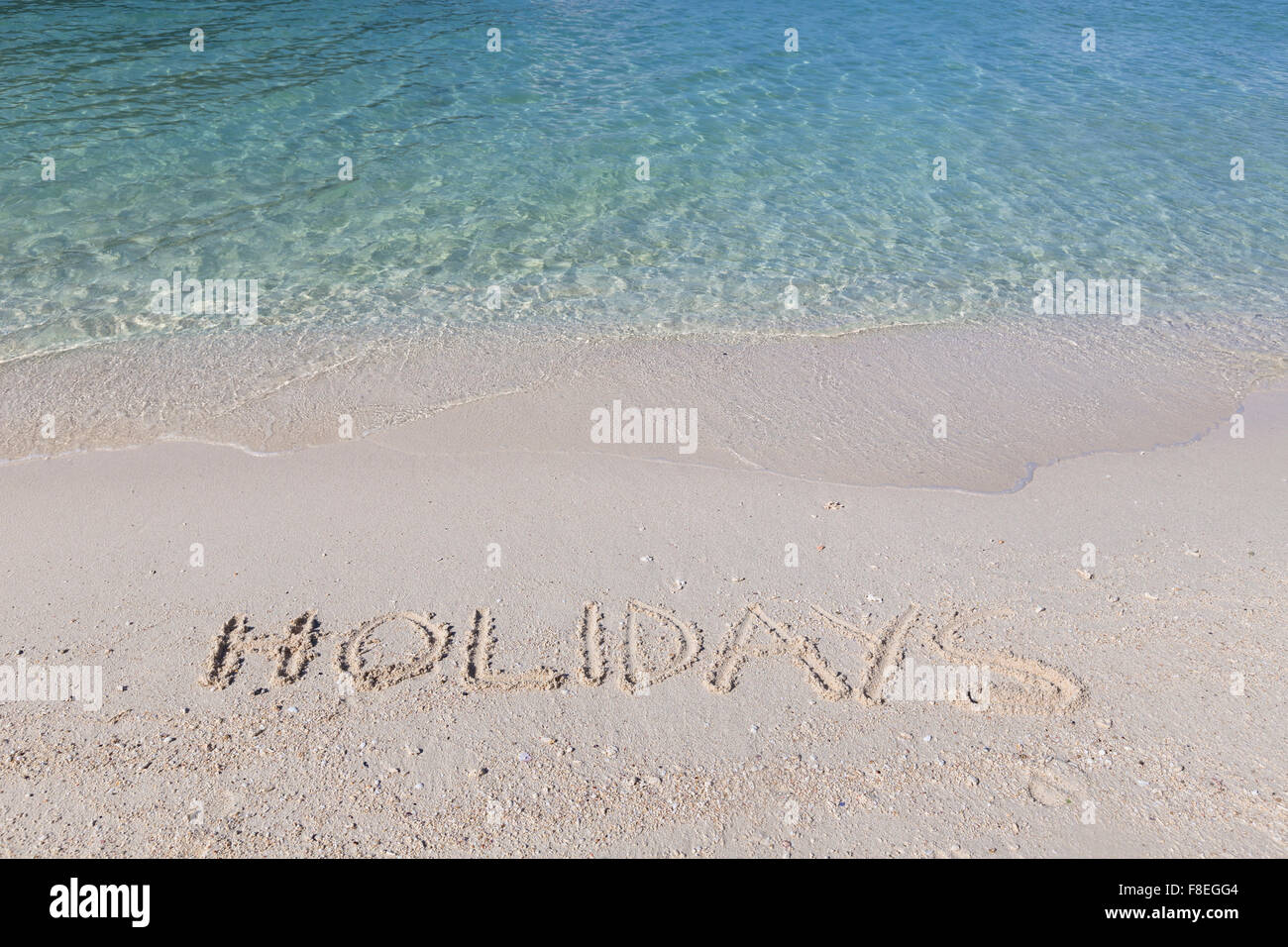 Urlaub im nassen Sand an einem tropischen Strand in Thailand ausgeschrieben Stockfoto