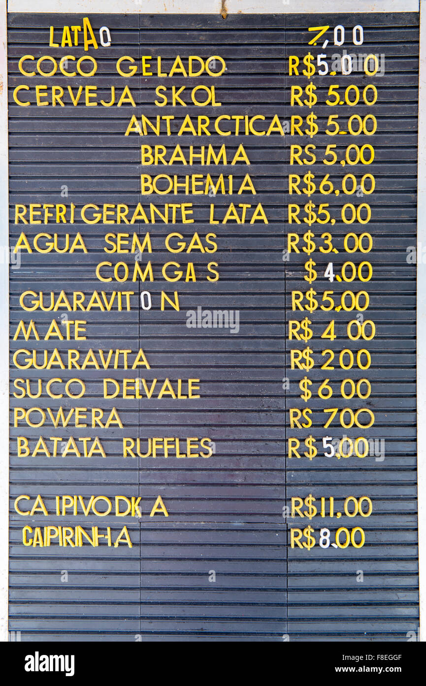 RIO DE JANEIRO, Brasilien - 25. März 2015: Einfache Zeichen Zeichen listet die Preise für Kokosnüsse, Bier und Caipirinha an einem Kiosk. Stockfoto