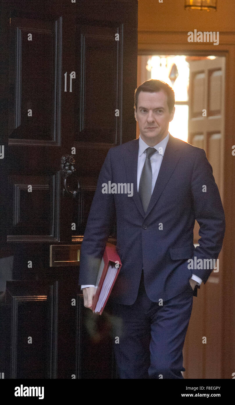 Westminster London, UK. 9. Dezember 2015. Kanzler George Osborne verlässt Downing Street für die wöchentliche Beschreibendem Fragen im Auftrag der Regierung Credit: Amer Ghazzal/Alamy Live-Nachrichten Stockfoto