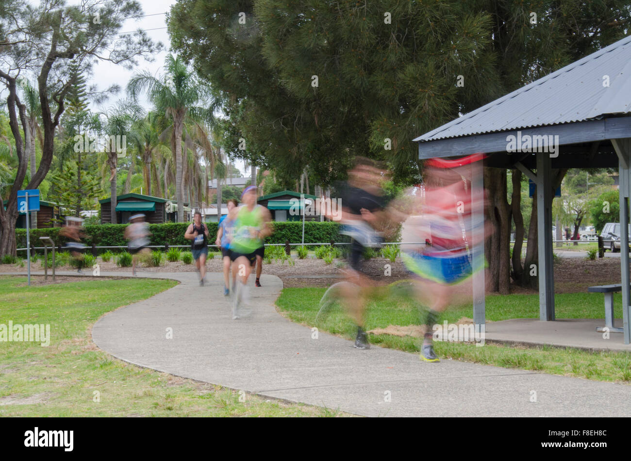 Verschwommene Männer laufen bei einem Halbmarathon, NSW Central Coast Halbmarathon am Long Jetty New South Wales im November 2015, Australien Stockfoto