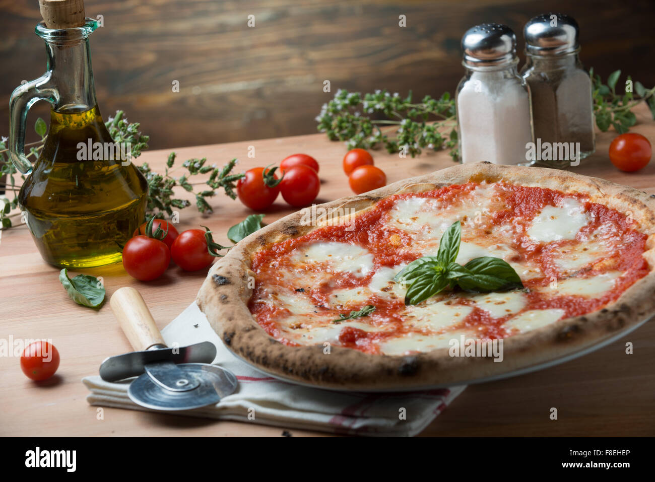 Pizza Margherita auf Draufsicht Zusammensetzung Stockfoto