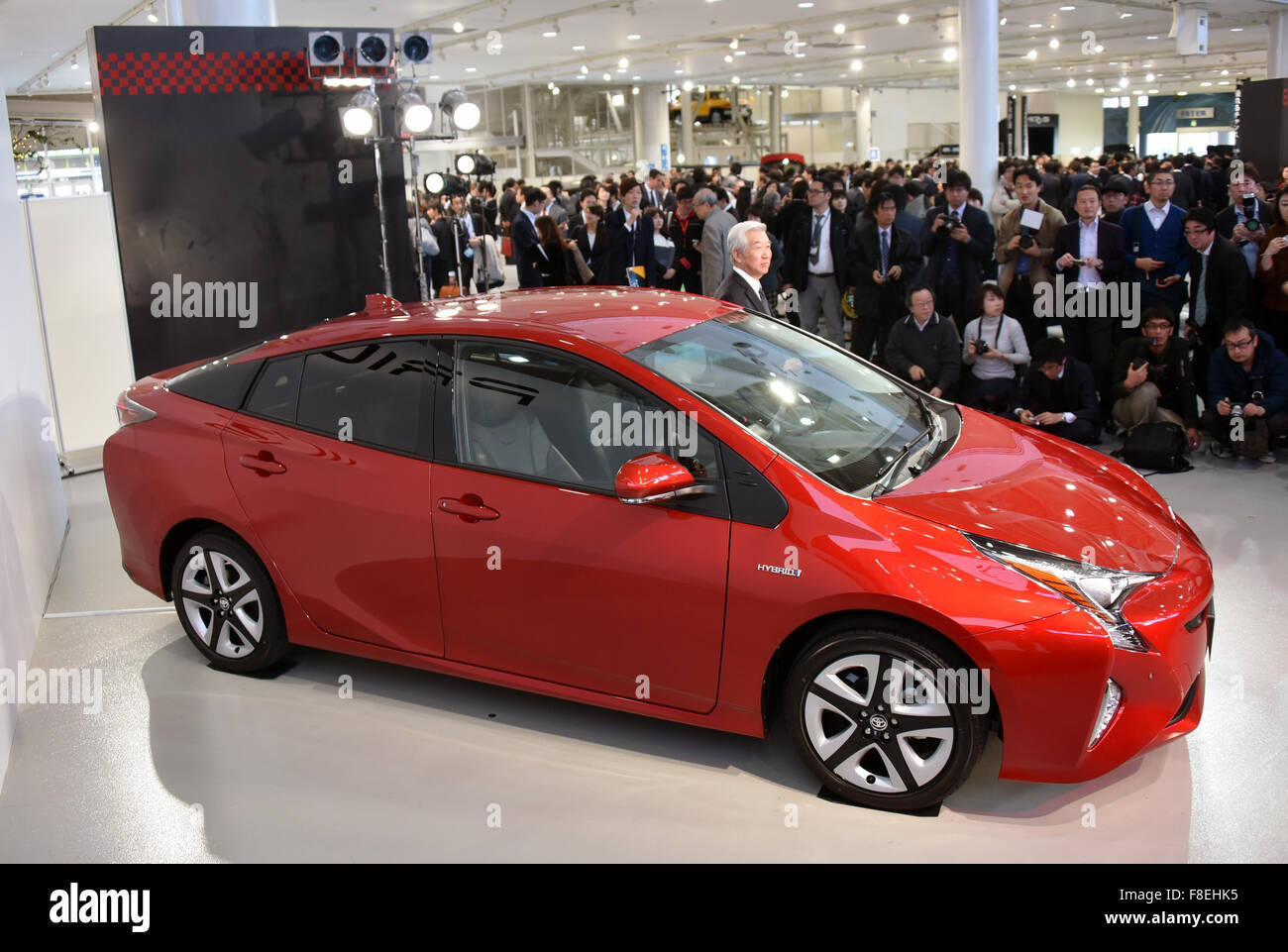 Tokio, Japan. 9. Dezember 2015. Executive Vice Präsidenten Mitsuhisa Kato von Toyota Motor Corp präsentiert die brandneue 2016 Prius in Tokio auf Mittwoch, 9. Dezember 2015. Mit einem eleganten neuen Design, der vierten Generation Hybrid-Auto ist 2,4 Zoll länger, 0,6 Zoll breiter und niedriger als das Modell 0,8 Zoll es ersetzt und schafft viel bessere Fahrdynamik. Bildnachweis: Aflo Co. Ltd./Alamy Live-Nachrichten Stockfoto