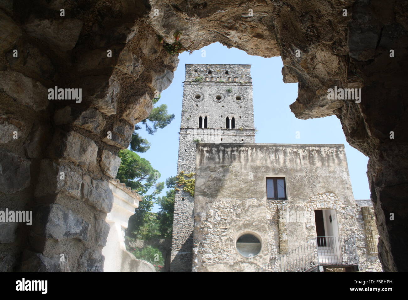 Bogen Weg in Ravello Italien mit einem alten Gebäude mit einem Turm im mittleren Hintergrund Stockfoto