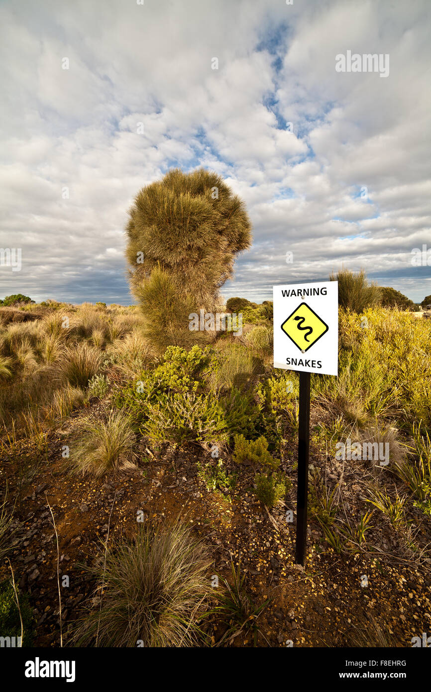 Warnschild im Outback, Hüten Sie sich vor Schlangen Stockfoto