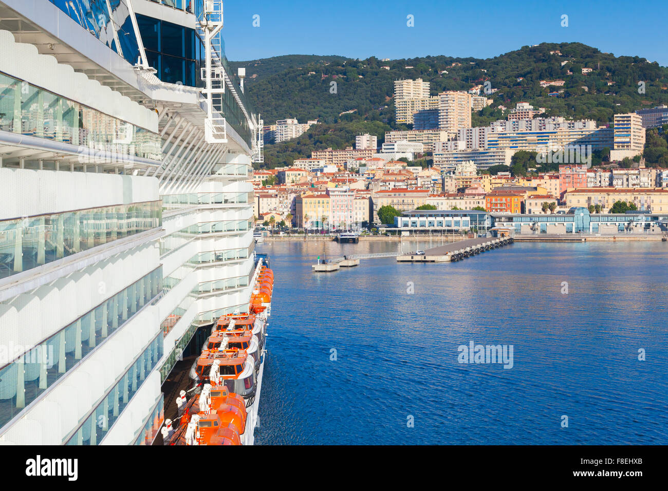 Großen Passagier Kreuzfahrtschiff betritt den Hafen von Ajaccio, Korsika, Frankreich. Blick von einem Kapitän Brücke Flügel Stockfoto