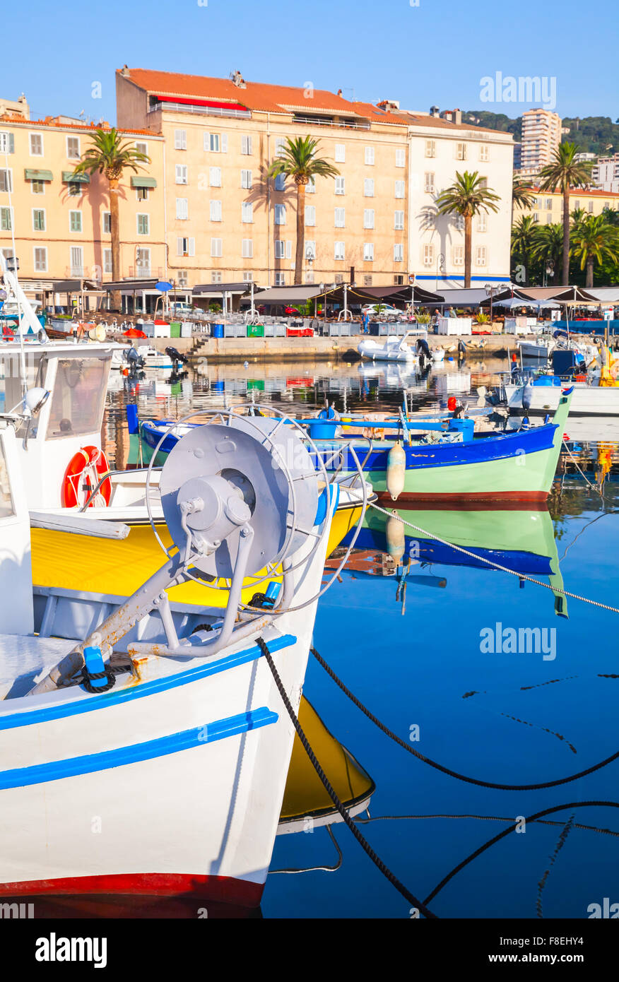 Kleine bunte hölzerne Fischerboote vertäut im alten Hafen von Ajaccio, Korsika, Frankreich Stockfoto