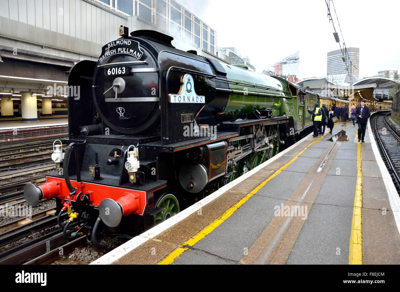 London, England, Vereinigtes Königreich. Victoria Station: The Orient Express zog durch den Dampf Lok "Tornado" warten auf Gleis 2 Stockfoto