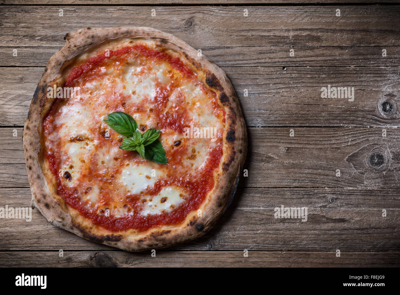 Pizza Margherita auf Draufsicht Zusammensetzung Stockfoto