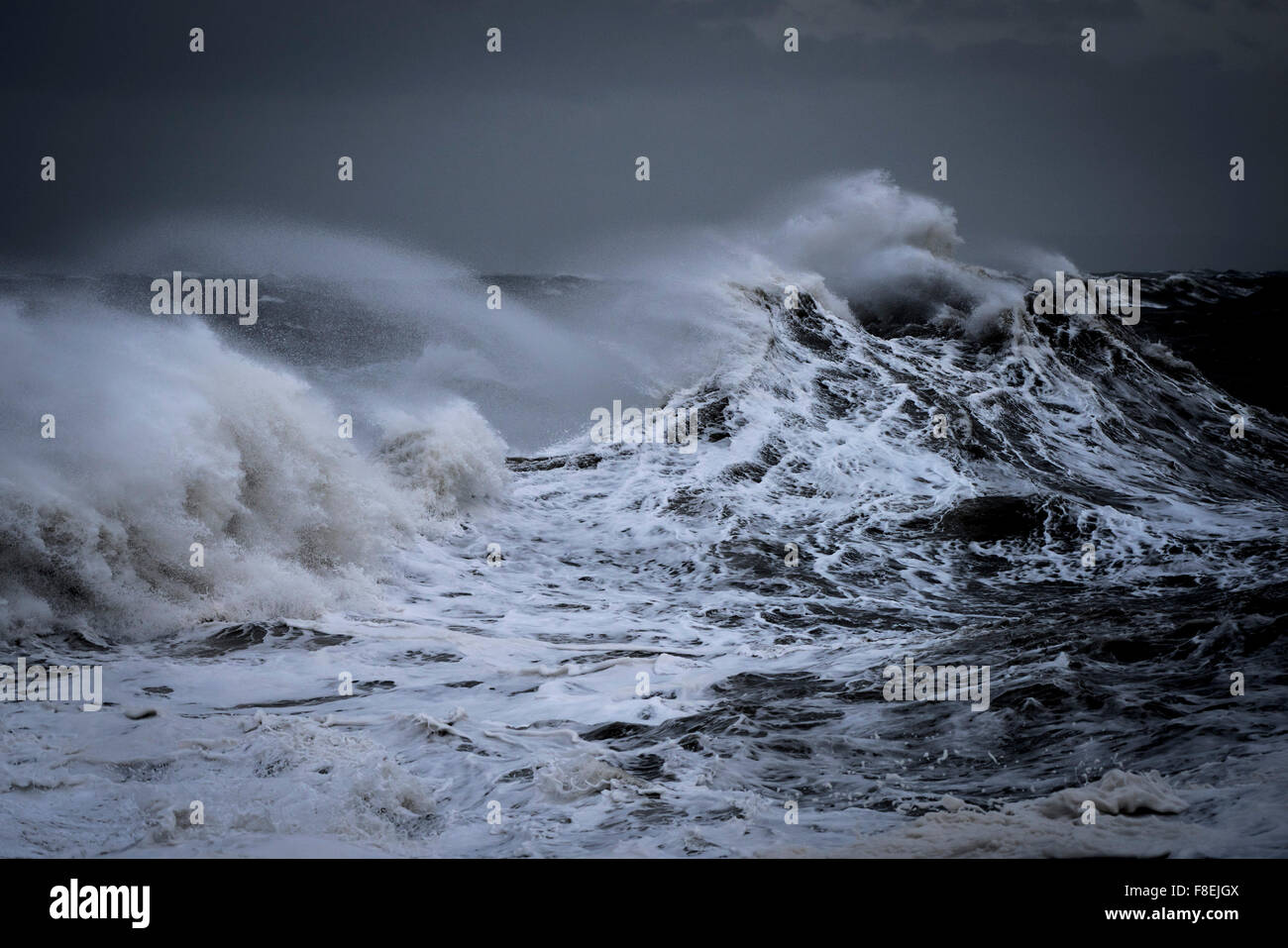 Wilde Meere als Sturm Desmond verprügelt, die Küste von Porthcawl in Südwales. Stockfoto