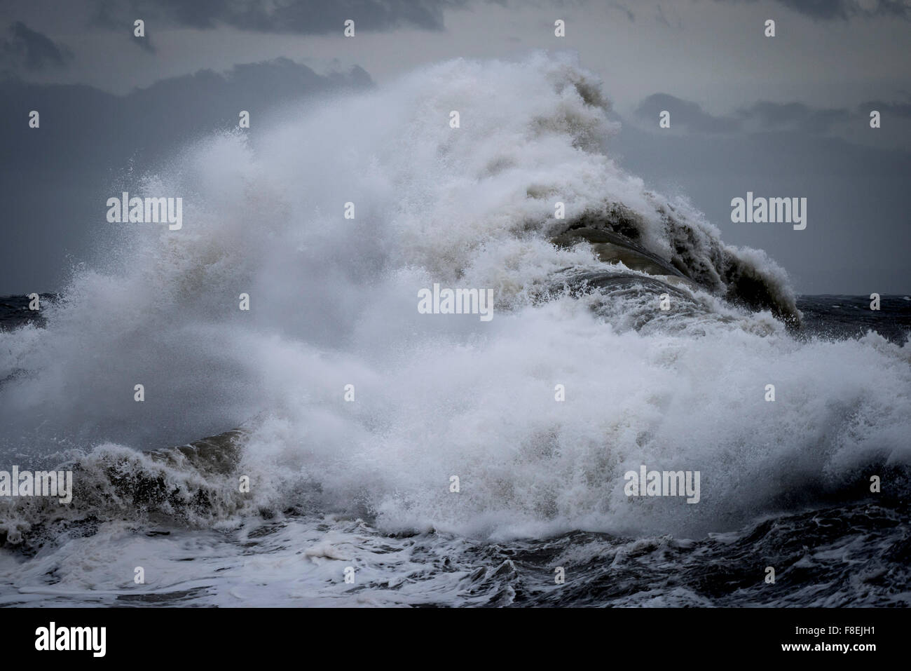 Wilde Meere als Sturm Desmond verprügelt, die Küste von Porthcawl in Südwales. Stockfoto