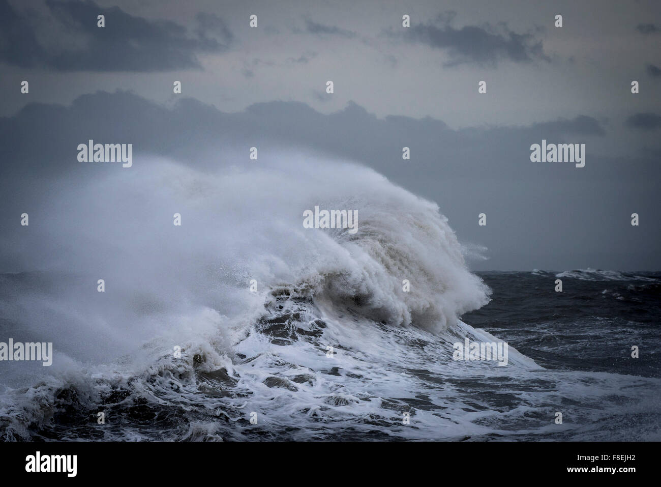 Wilde Meere wie Storm Desmond an der Küste von Porthcawl in Südwales. Stockfoto