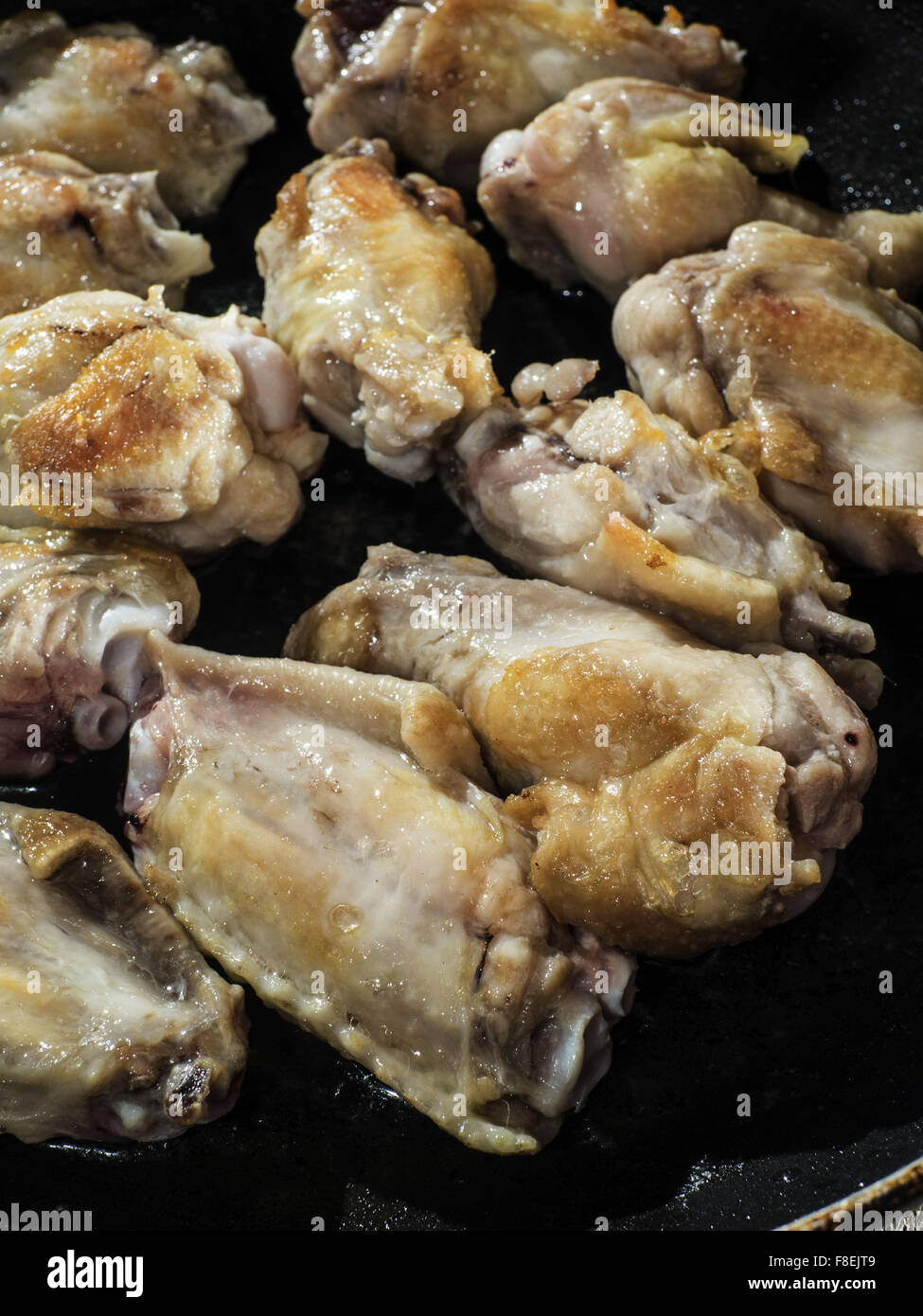 7. Dezember 2015 - Fried Chicken wings in Pfanne eingebraten © Igor Golovniov/ZUMA Draht/Alamy Live News Stockfoto