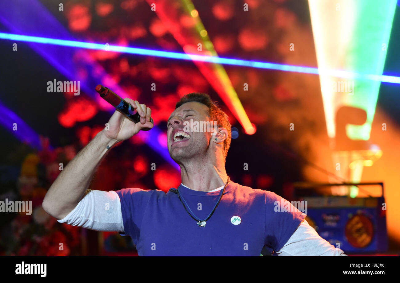 Sänger Chris Martin von der englischen Band "Coldplay" führt während eines Konzerts in der Captiol in Offenbach, Deutschland, 8. Dezember 2015. Sie präsentieren ihr neue Album "A Kopf voller Träume" im Rahmen der Telekom Street Gigs-Veranstaltung. Foto: ARNE DEDERT/dpa Stockfoto