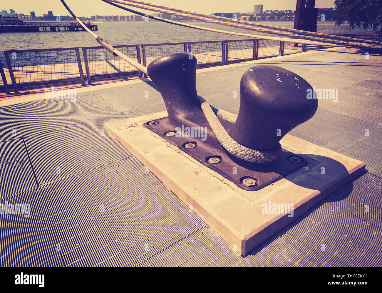 Vintage getönten alt Poller mit Festmacher. Stockfoto